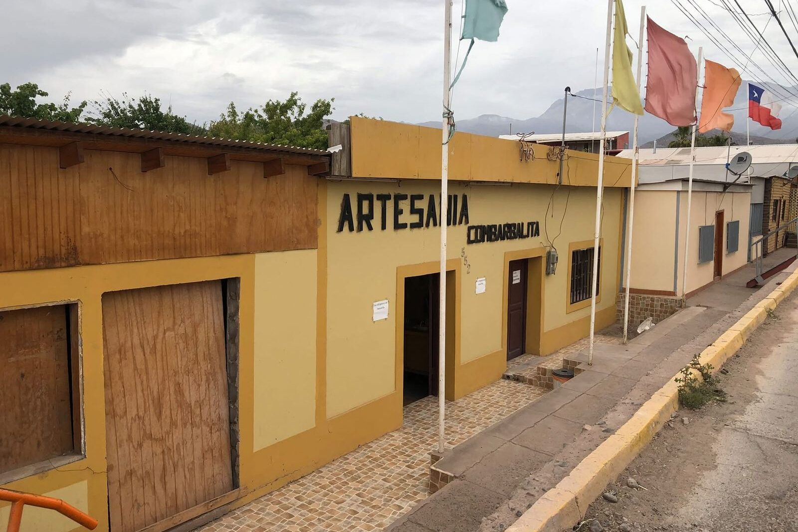 Exterior de tienda Entrepiedras en Combarbalá