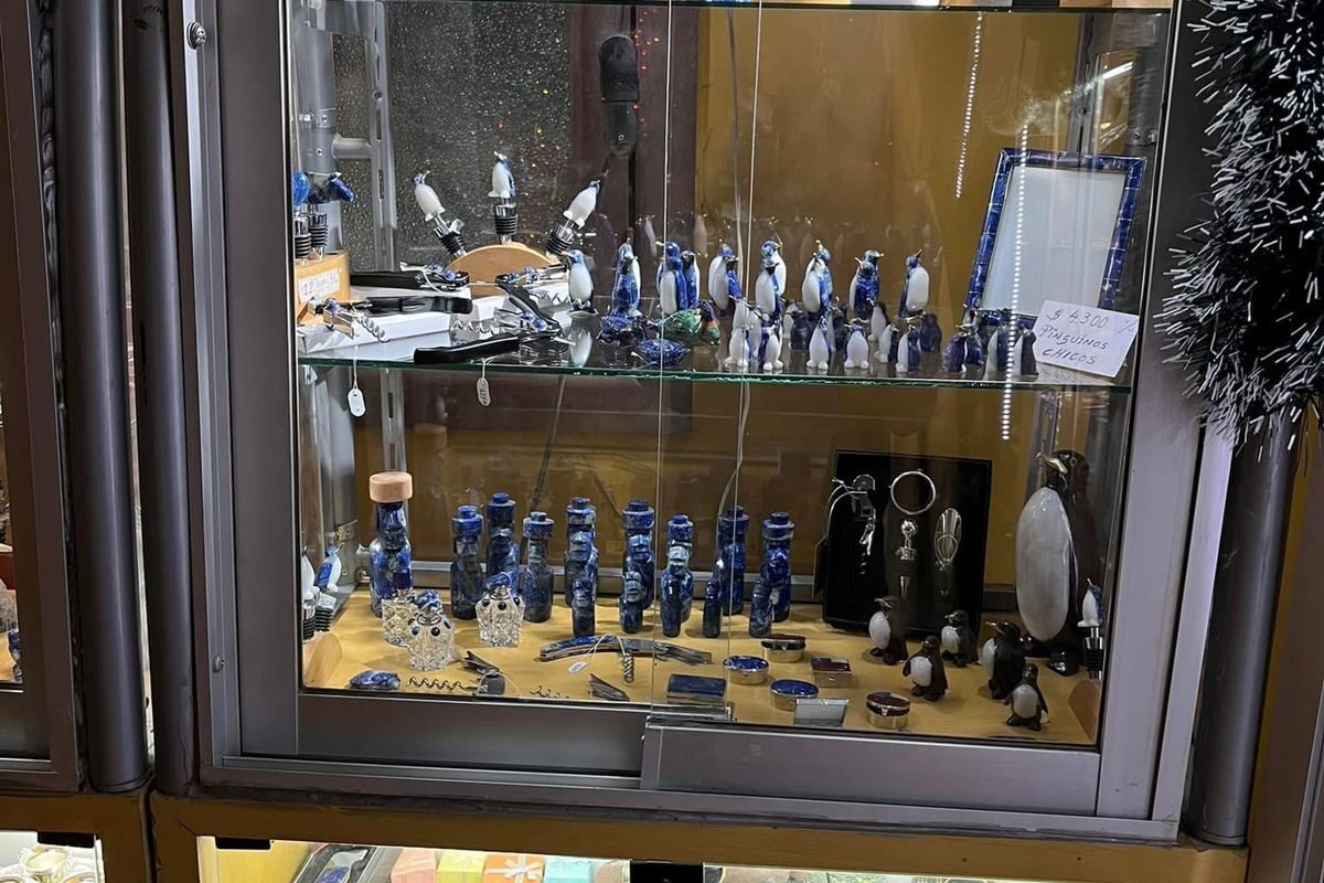 Interior de tienda Entrepiedras con artesanía en exhibición