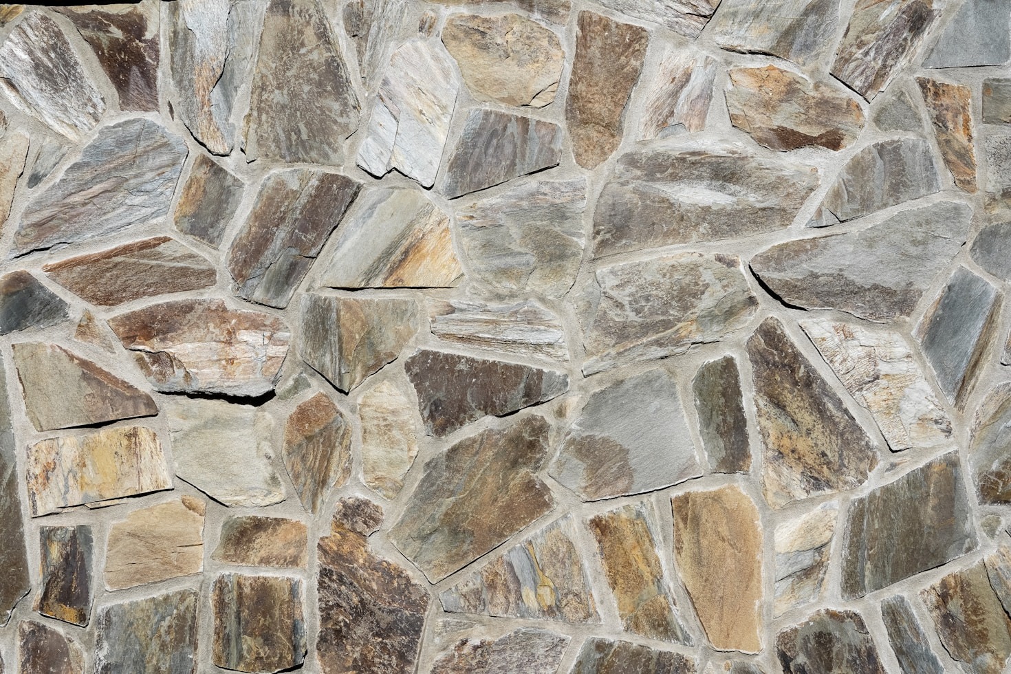 Guía para instalar piedra natural en interiores y exteriores