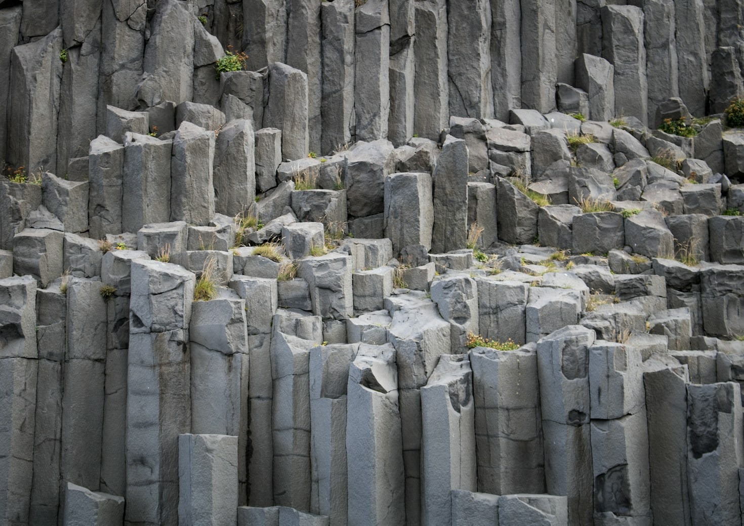 Cuidado y mantenimiento de superficies de piedra natural