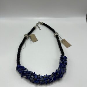 Collar de lapislázuli con diseño de piedras naturales