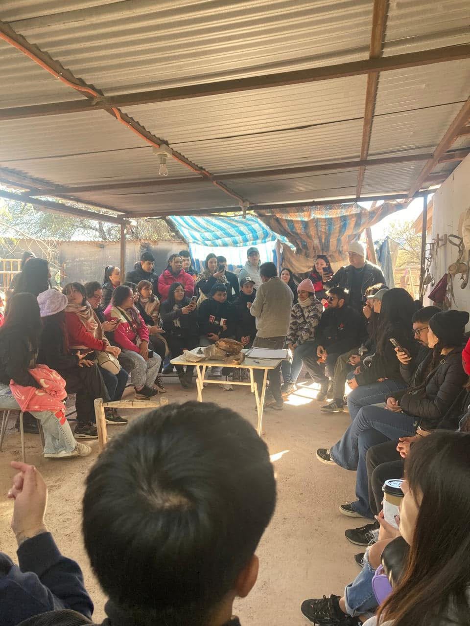 Grupo de tour artesanal en una visita a Entrepiedras