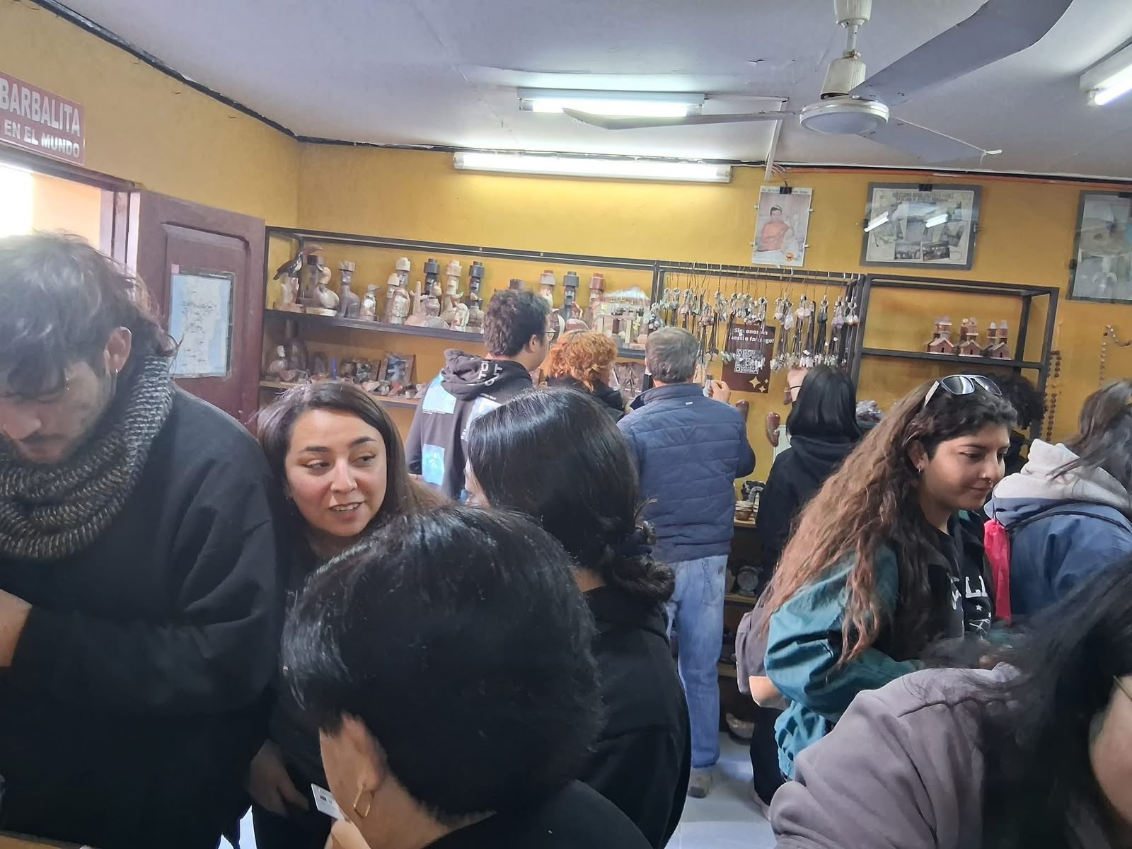 Visitantes recorriendo el interior de la tienda Entrepiedras